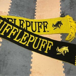 Universal Studios Wizarding World Harry Potter Hufflepuff Reversible Scarf